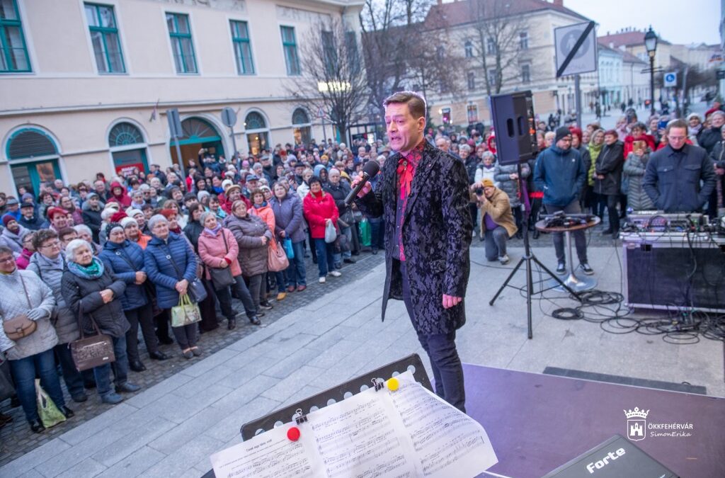 Ajándék dalcsokor a hölgyeknek a színháznál és Kisfaludon