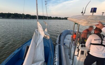 Vitorlázóknak segítettek a vízirendőrök a Velencei-tavon