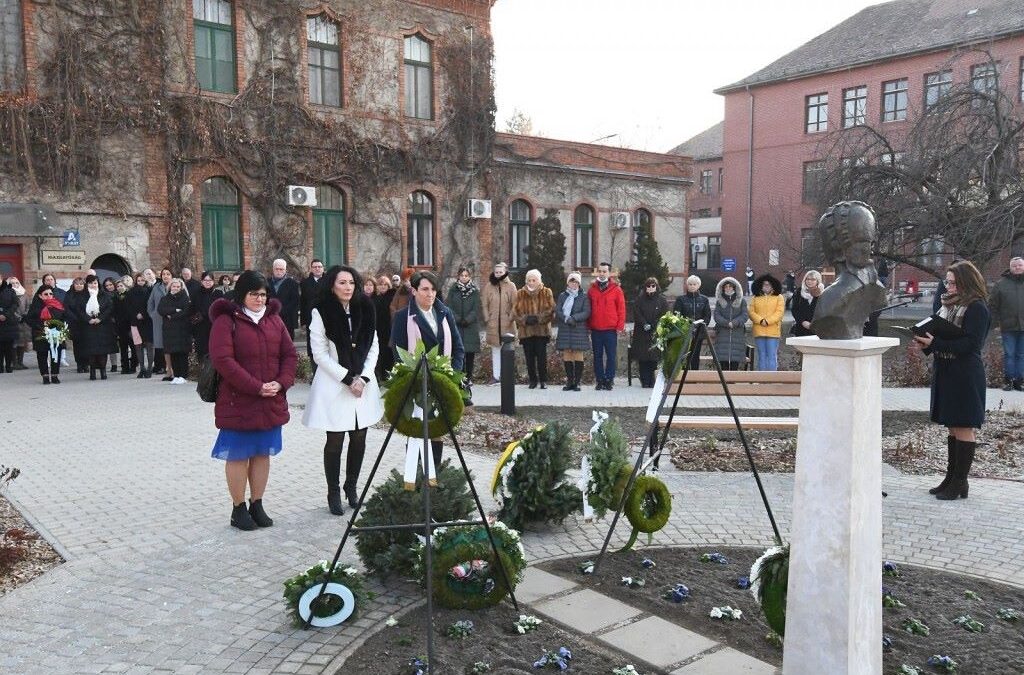 Díjátadóval és koszorúzással ünnepelték a kórház dolgozóit