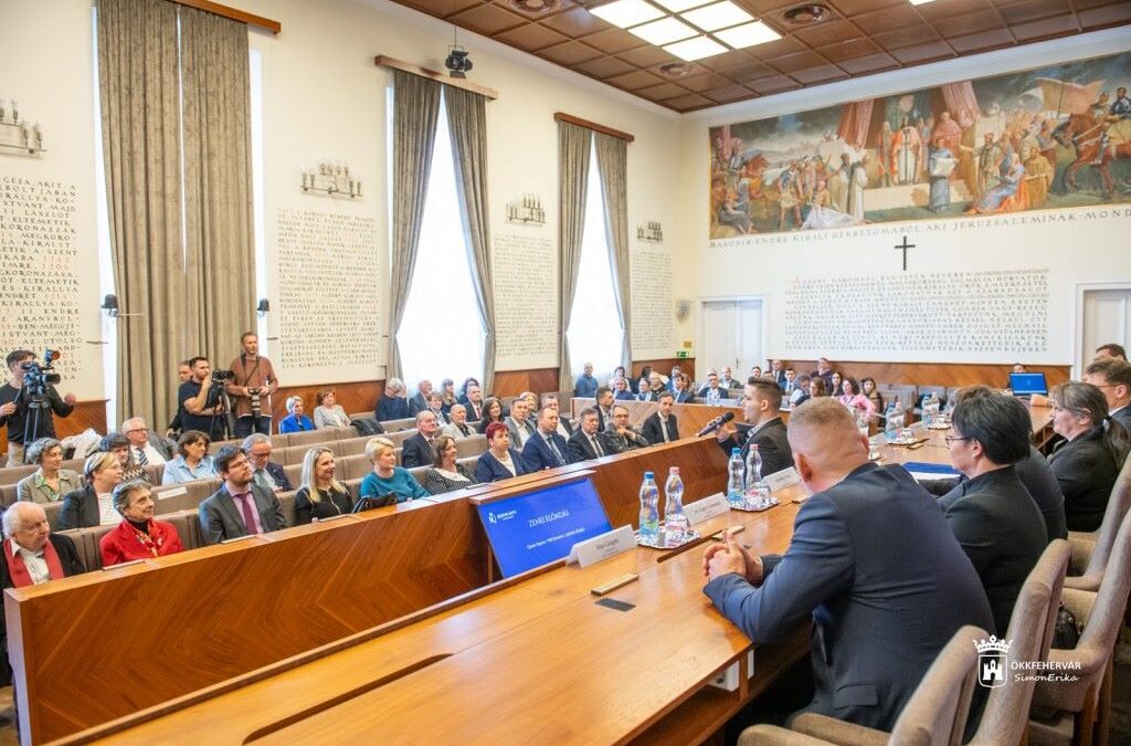 Diplomaátadó, koszorúzás és fenntartói ülés a Kodolányi Napon