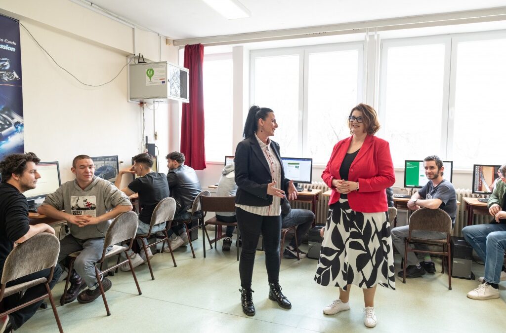 Félszáz számítógépet kapott ajándékba a Váci Mihály Technikum