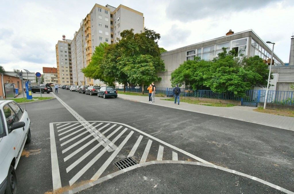 Elkészült a második ütem is a Gáz utcai garázssoron, befejeződött a teljes út- és járdafelújítás