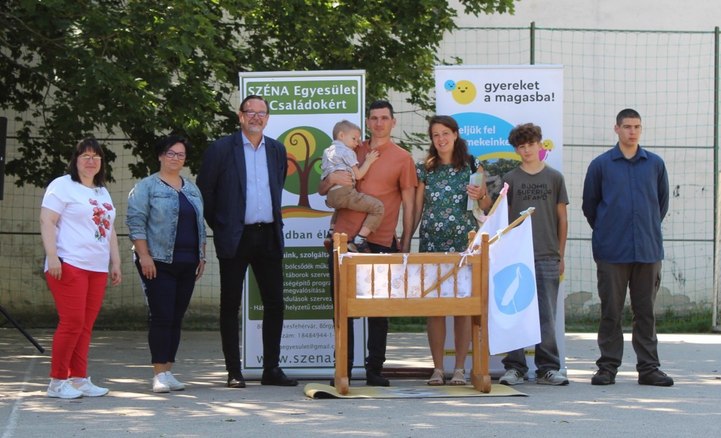 30 éves a SZÉNA – ünnep bölcsőátadásal és gyermekemeléssel