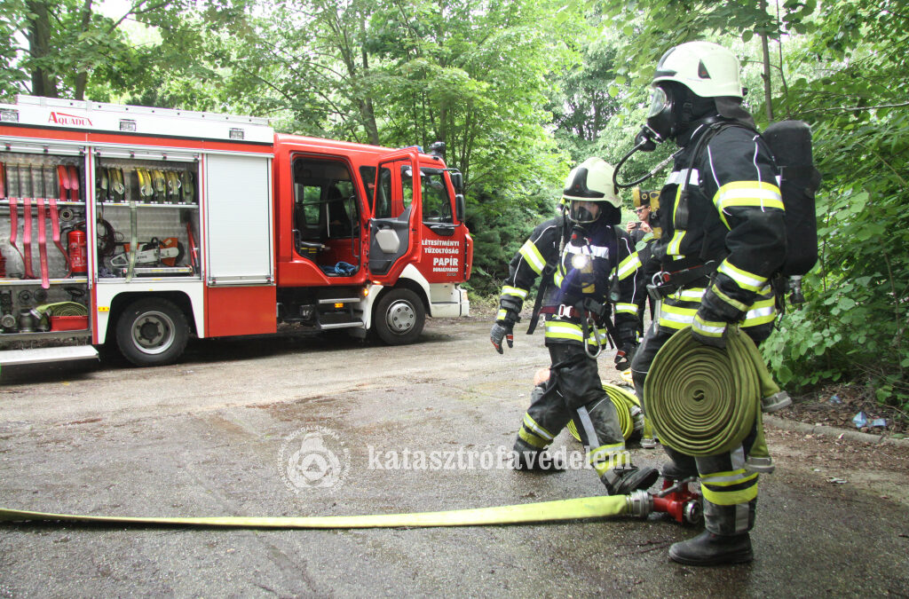 Füstben kutattak, szereltek és tüzet oltottak