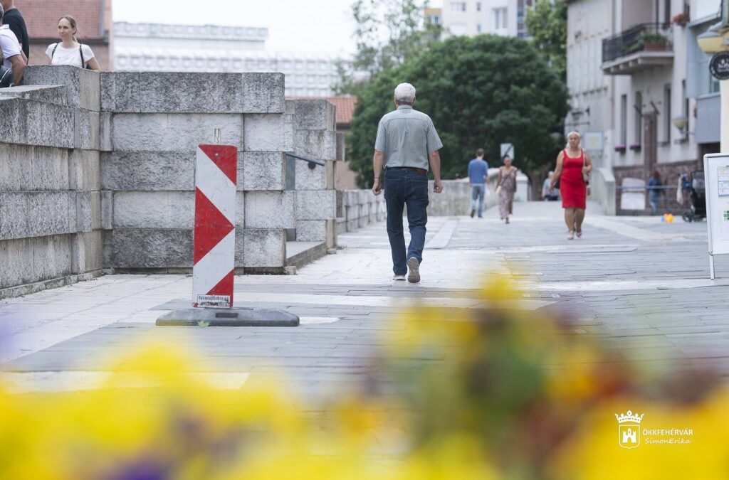 Pünkösd után kezdődik a Koronázó tér felújítása, a gyalogosokat is érinti a terelés