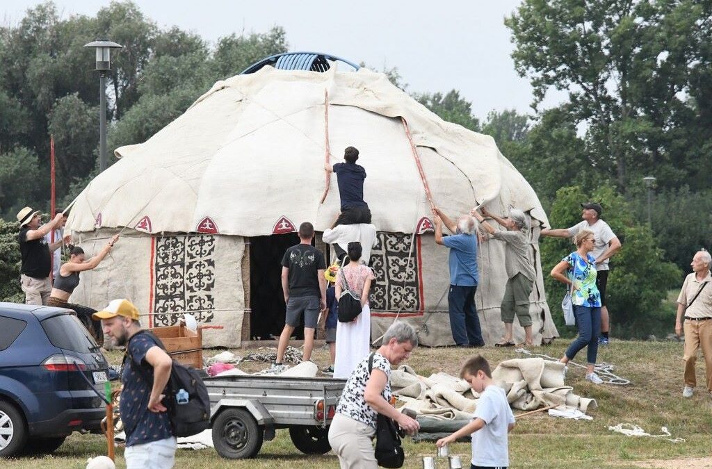 Az eső megrövidítette a Jurtanapot a Palotavárosban