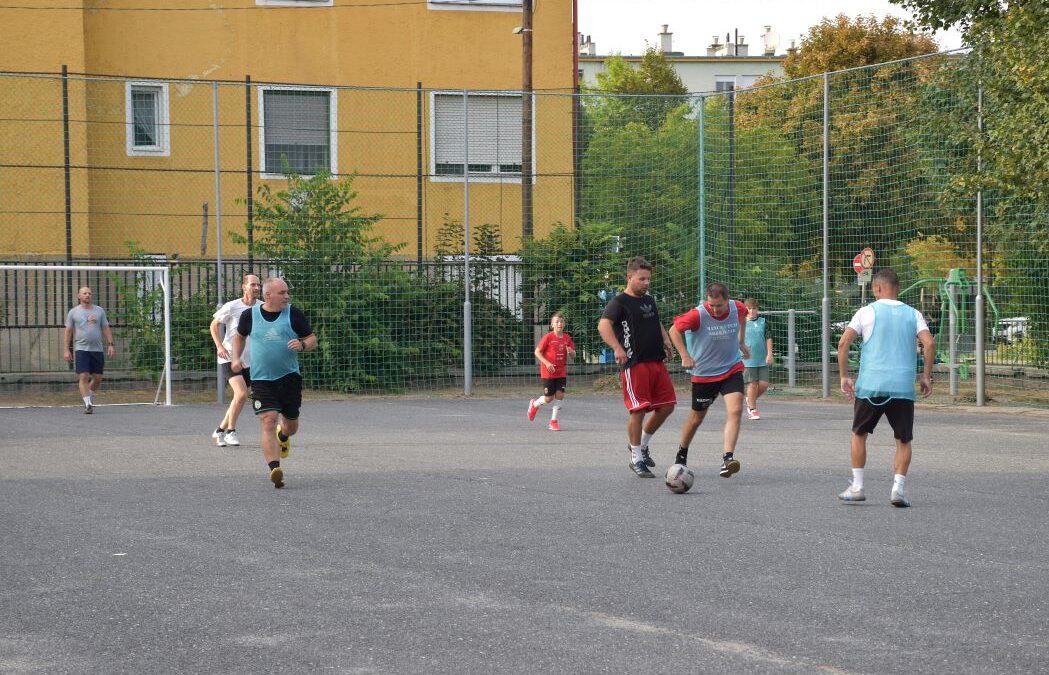 Ismét összecsapnak a Mancz utcai örökifjak – retro foci a Rákóczi suli pályáján pénteken