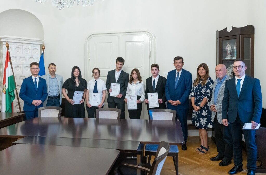 Kiemelkedően teljesítő diákokat díjazott a Székesfehérvár Jövőjéért Egyesület