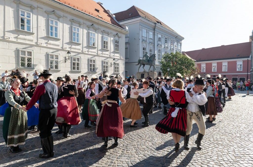 Fesztiválhangulatban táncolták végig a Belvárost