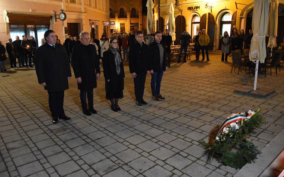 Fáklyás felvonulással és koszorúzással emlékeztek az aradi vértanúkra