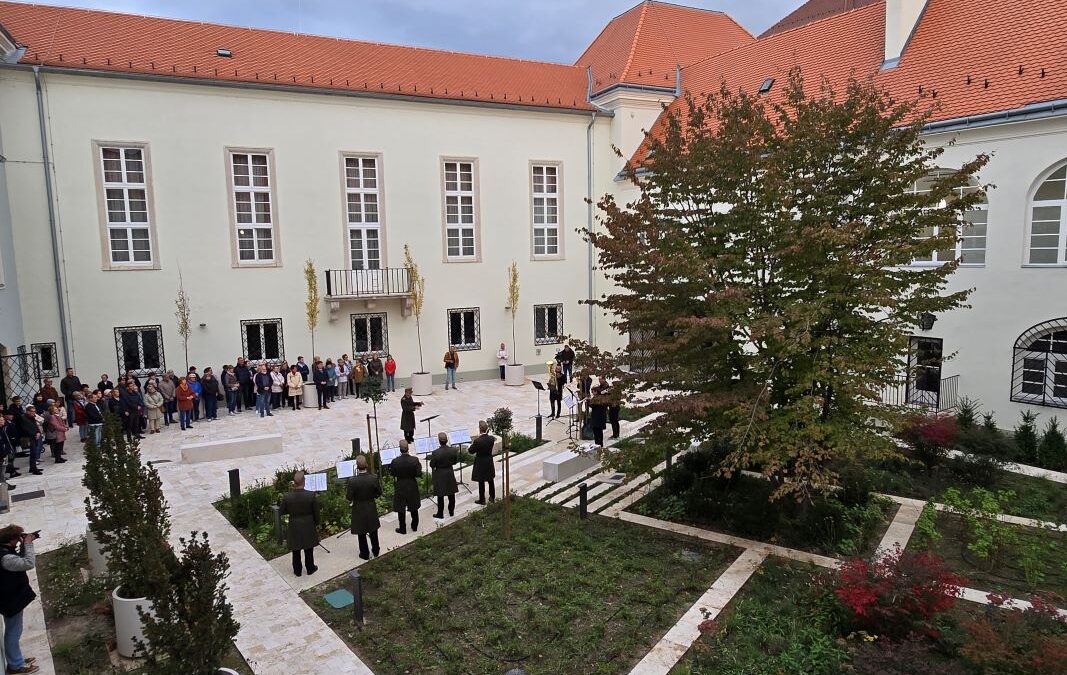 Elkészült és átadták a Koronázó tér felújított burkolatát és a Városháza újjávarázsolt Díszudvarát