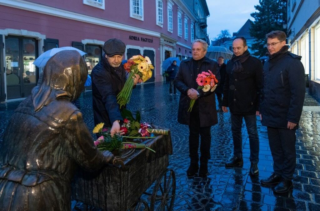 Esőben is megünnepelték a Katalinokat Fehérváron