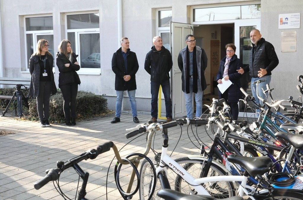 Felújított bicikliket kaptak a fehérvári Kríziskezelő Központ ellátottjai