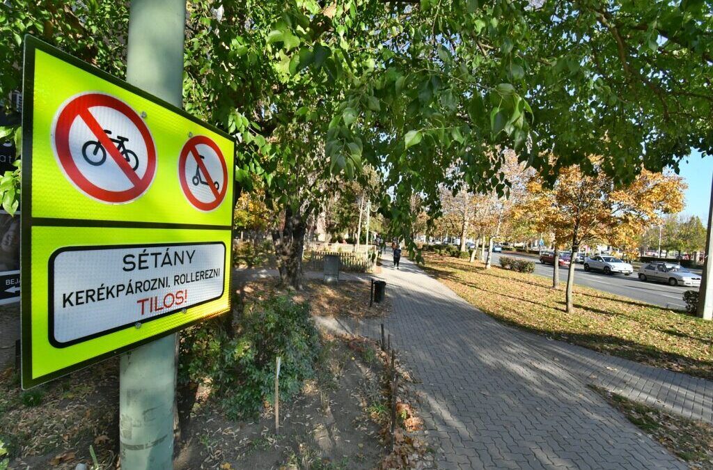 Ne rollerezz a járdán! – figyelemfelhívó táblák a Vízivárosban, 150 ezer Ft-ra is megbírságolhatják a renitenseket