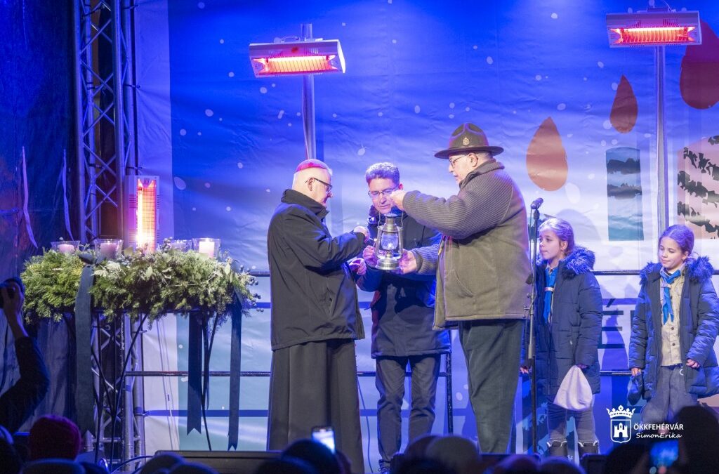 A betlehemi Születés Templomából érkezett lánggal gyújtották meg a negyedik adventi gyertyát Fehérváron
