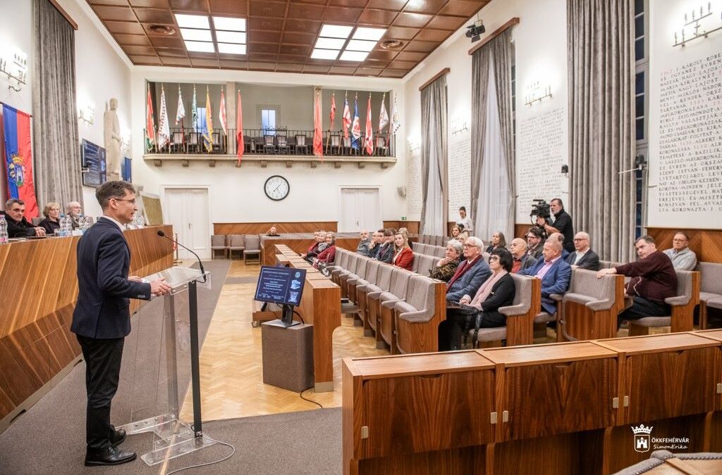 Bemutatták Fehérváron a koronázó bazilikáról szóló két új kötetet