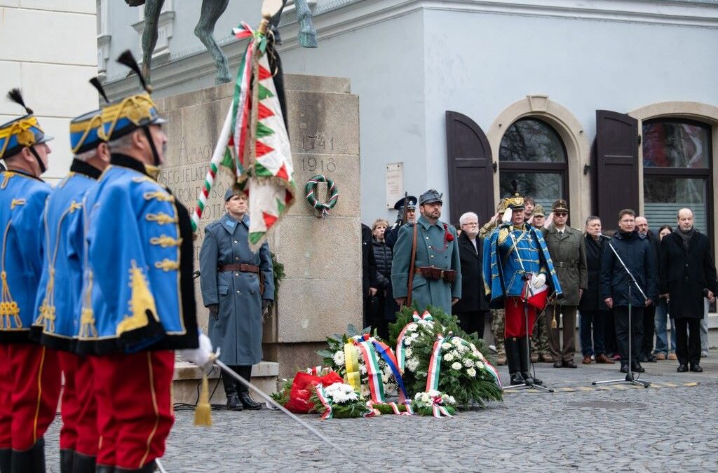 A limanowai csata hős huszárjaira emlékeztek Pátzay Pál lovasszobránál