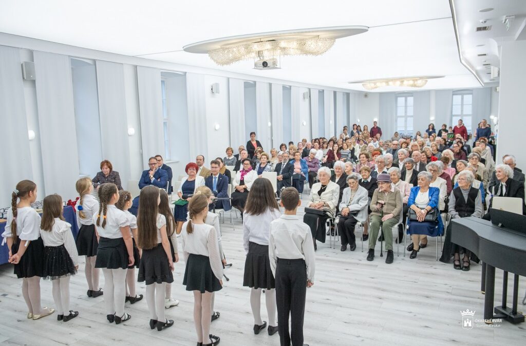 Emlékdiplomás pedagógusokat köszöntöttek a Hiemer-házban