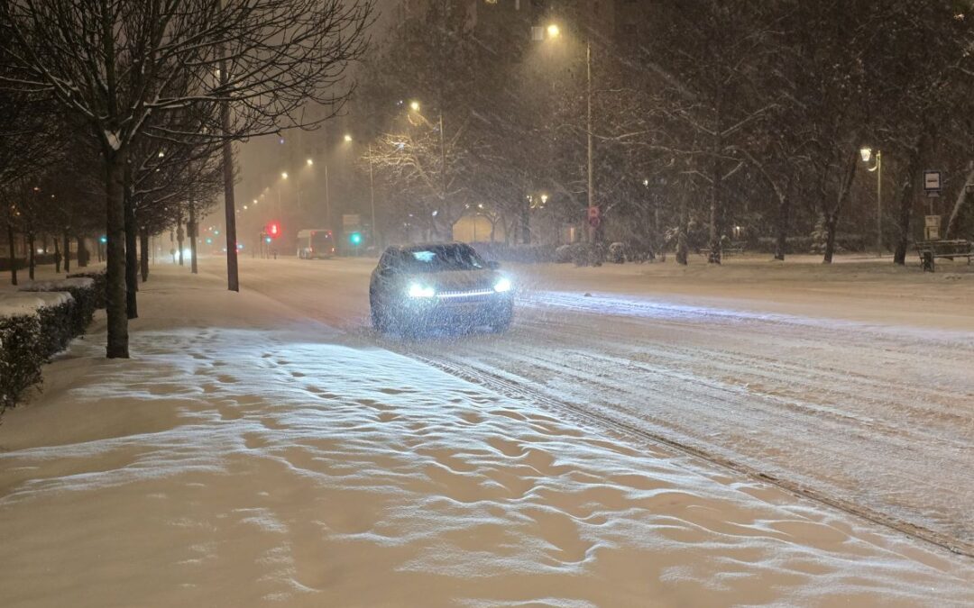 Éjjel is dolgoztak a munkagépek Fehérváron a hóval borított utak tisztításán