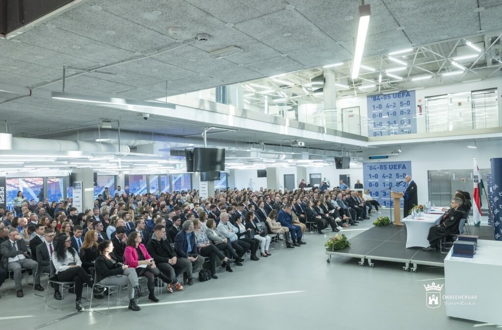 Átvették diplomáikat az Óbudai Egyetem Alba Regia Karának végzett hallgatói