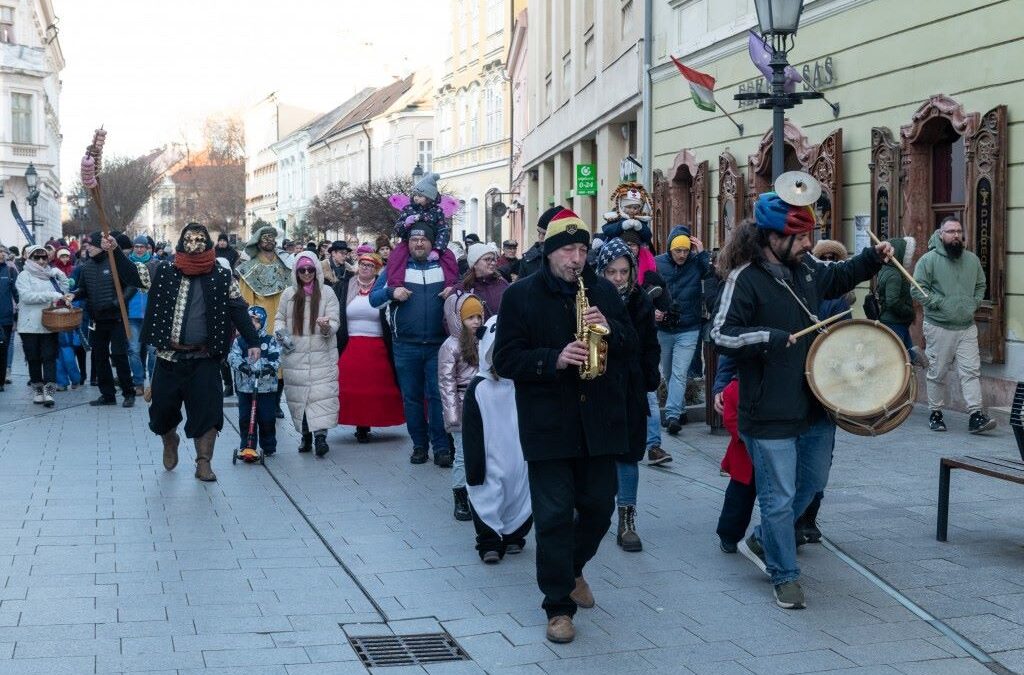Farsangfarki felvonuláson űzték ki idén is a telet a fehérváriak