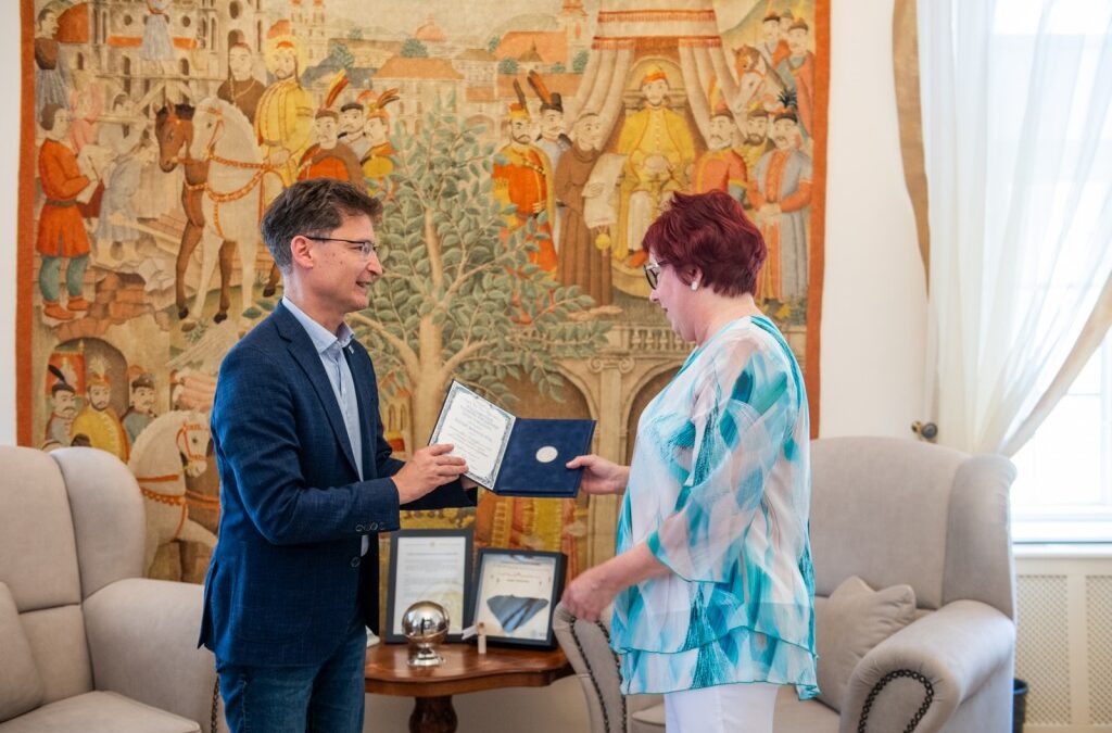 Polgármesteri Elismerő Emlékérmet kapott a Közgyűlési Iroda nyugdíjba vonuló munkatársa, Kissné Mohácsi Éva