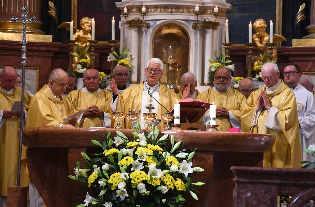Hálaadó szentmisét celebrált Spányi Antal pappá szentelésének 50. évfordulója alkalmából