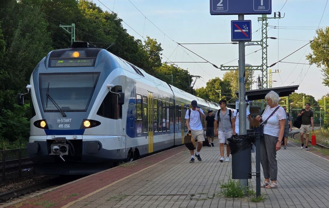 Székesfehérváron is megáll a Balatonra tartó új Vízipók sebesvonat
